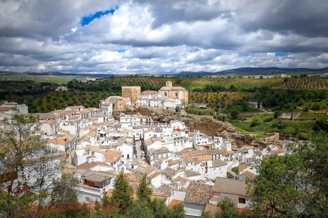 Setenil de las Bodegas ... Spectaculaire village blanc en Andalousie