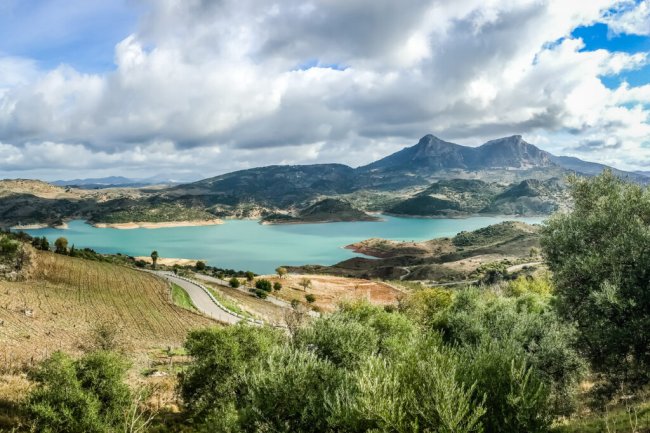 Zahara de la Sierra ... sans doute le plus beau village blanc de la province de Cadix en Andalousie