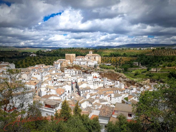 Setenil de las Bodegas ... Spectaculaire village blanc en Andalousie