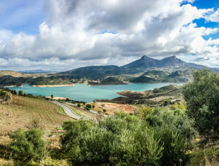 Zahara de la Sierra ... sans doute le plus beau village blanc de la province de Cadix en Andalousie