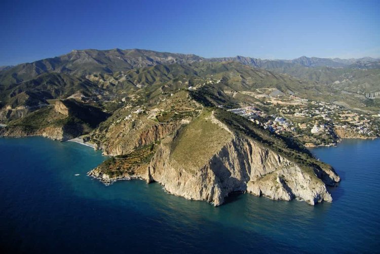 Les 11 criques cachées les plus spectaculaires de la Costa del Sol en Andalousie