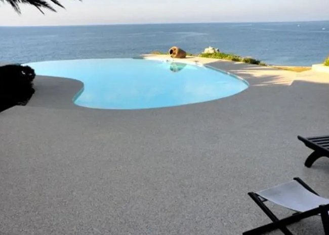 Moquette de Pierre : Revêtement Sol Extérieur Drainant & Durable sur la Costa del Sol